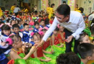 Phó Chủ tịch UBND thành phố Lê Khắc Nam đi thăm và tặng quà trẻ em tại quận Ngô Quyền