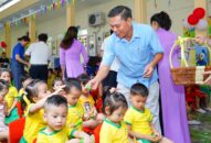Chủ tịch UBND thành phố Nguyễn Văn Tùng thăm và tặng quà trẻ em nhân ngày Quốc tế Thiếu nhi 1/6