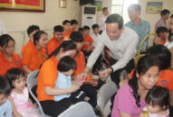 Bí thư Thành ủy Trần Lưu Quang thăm, tặng quà trẻ em Làng nuôi dạy trẻ mồ côi Hoa Phượng nhân Ngày Quốc tế Thiếu nhi 1/6