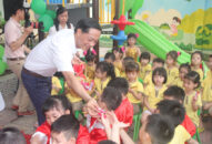 Phó Bí thư Thường trực Thành ủy thăm, tặng quà trẻ em trên địa bàn quận Lê Chân nhân Ngày Quốc tế Thiếu nhi 1/6