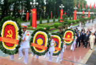 Đoàn đại biểu lãnh đạo thành phố dâng hương tưởng niệm các Anh hùng liệt sỹ và đồng chí Nguyễn Đức Cảnh