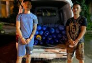 Phát hiện hàng nghìn bình khí “cười” và vỏ bóng cao su không rõ xuất xứ