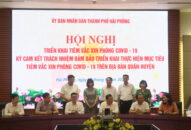 Các quận, huyện đồng loạt ký cam kết đảm bảo triển khai thực hiện mục tiêu tiêm chủng vắc xin phòng COVID-19