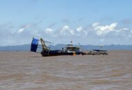 Quận Hải An: Hoàn thành việc thả phao tiêu xác định ranh giới, mốc giới các mỏ cát đã được cấp phép khai thác cho doanh nghiệp