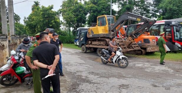 Một số hộ dân tự nguyện tháo dỡ công trình vi phạm xây dựng trên đất nông nghiệp thuộc Công ty TNHH MTV Nông nghiệp Quý Cao (huyện Tiên Lãng)