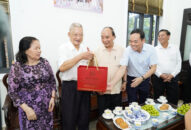 Chủ tịch nước Nguyễn Xuân Phúc thăm một số cá nhân và doanh nghiệp tiêu biểu trên địa bàn thành phố