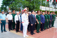 Chủ tịch nước Nguyễn Xuân Phúc dâng hương tưởng niệm các Anh hùng liệt sỹ tại Ðài tưởng niệm các Anh hùng liệt sỹ thành phố
