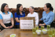 Hội Liên hiệp Phụ nữ thành phố thăm tặng quà 20 gia đình nữ tù chính trị, mẹ, vợ liệt sĩ có hoàn cảnh đặc biệt khó khăn