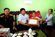 Phó Chủ tịch UBND thành phố Nguyễn Đức Thọ thăm, tặng quà người gia đình chính sách, người có công trên địa bàn huyện Thủy Nguyên