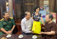 Đoàn ĐBQH thành phố thăm, tặng quà một số gia đình người có công với cách mạng nhân dịp kỷ niệm 75 năm Ngày Thương binh, liệt sỹ