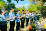 Đoàn đại biểu lãnh đạo thành phố dâng hương Đại tướng Võ Nguyên Giáp tại khu vực Đảo Yến-Vũng Chùa, tỉnh Quảng Bình