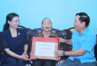 Bí thư Quận ủy Hồng Bàng thăm, tặng quà các cá nhân nhân dịp kỷ niệm 75 năm Ngày Thương binh, liệt sỹ