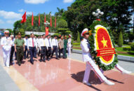 Đoàn đại biểu lãnh đạo thành phố dâng hương tưởng niệm các Anh hùng liệt sỹ và đồng chí Nguyễn Đức Cảnh