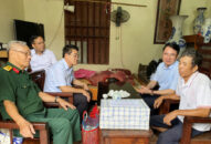 Phó Chủ tịch UBND thành phố Lê Khắc Nam đi thăm và tặng quà nạn nhân chất độc da cam Dioxin