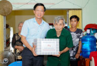 Chủ tịch HĐND thành phố thăm, tặng quà động viên một số nạn nhân chất độc da cam/dioxin nhân kỷ niệm 61 năm ngày “Thảm họa da cam Việt Nam”