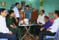 Phó Chủ tịch UBND thành phố Lê Khắc Nam đi thăm tặng quà gia đình Mẹ Việt Nam Anh hùng trên địa bàn huyện Vĩnh Bảo