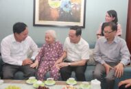 Bí thư Thành ủy Trần Lưu Quang thăm, tặng quà người có công tiêu biểu