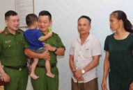 Công an quận Đồ Sơn: Trao cháu bé bị bán trở về gia đình