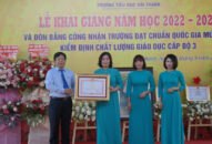 Trường Tiểu học Hải Thành (quận Dương Kinh) khai giảng năm học mới và đón Bằng công nhận trường đạt Chuẩn Quốc gia