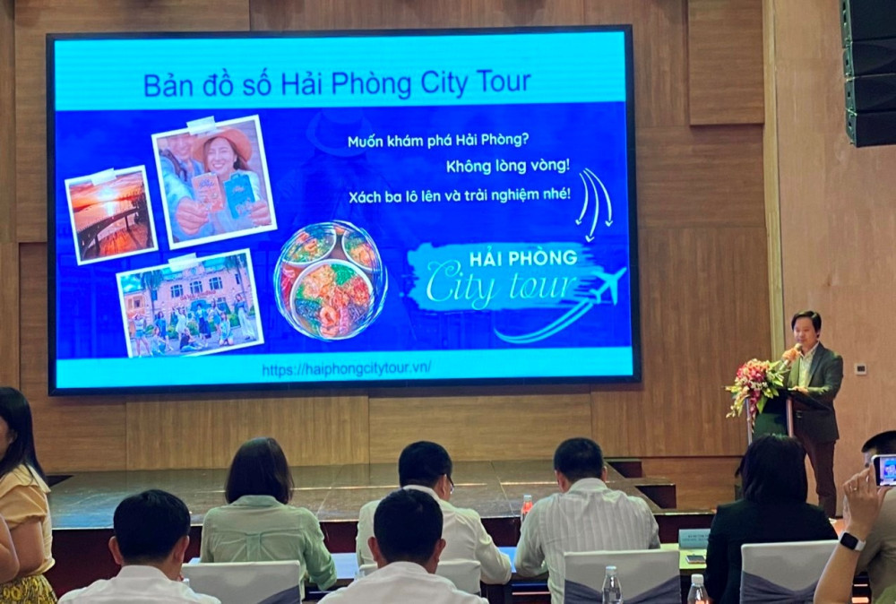 Ông Lê Quý Tuấn, Giám đốc Trung tâm Chuyển đổi số Công ty Cổ phần Công nghệ HINET Việt Nam giới thiệu Bản đồ số Hải Phòng “Hải Phòng City Tour”.