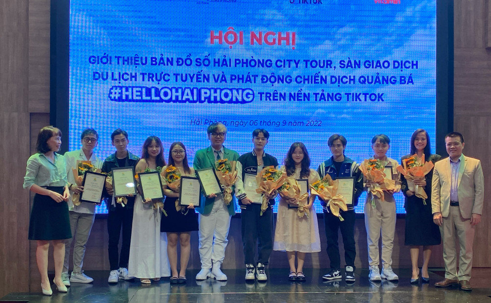 Lãnh đạo Sở Du lịch Hải Phòng và TikTok Việt Nam trao Giấy chứng nhận cho các KOL tham gia chiến dịch.