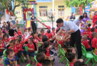 Phó Chủ tịch UBND thành phố Lê Khắc Nam đi thăm tặng quà trẻ em tại huyện An Dương nhân dịp Tết Trung thu