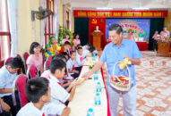 Chủ tịch UBND thành phố thăm tặng quà các em nhỏ tại Trung tâm bảo trợ xã hội trẻ em thiệt thòi và Trường Khiếm thính Hải Phòng