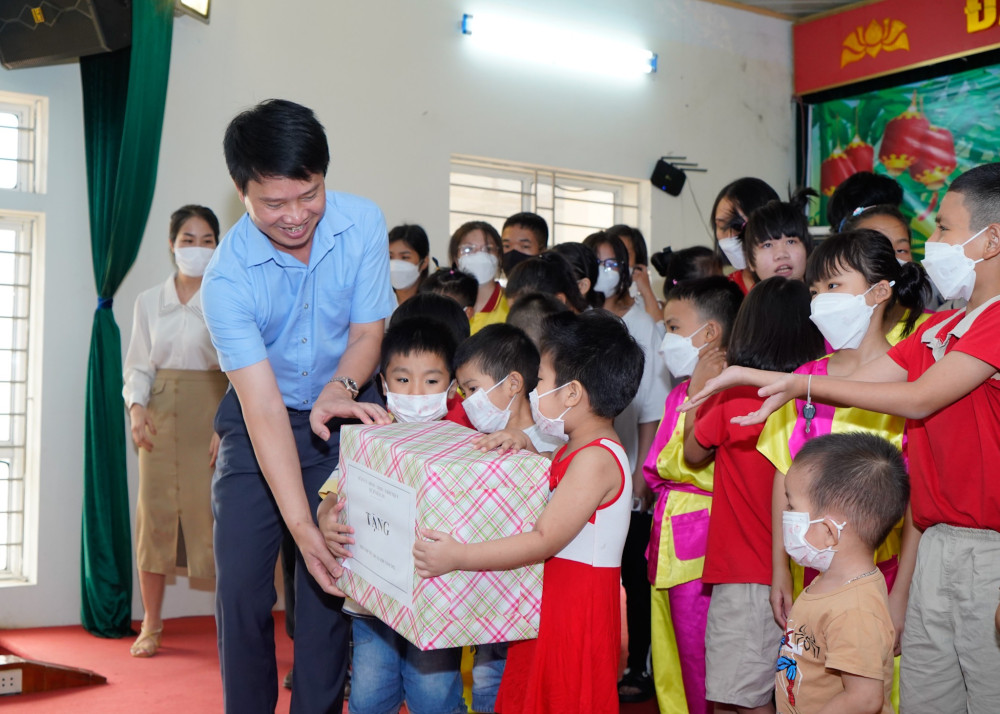 Chủ tịch UBND thành phố Hải Phòng là một trong những người yêu trẻ em nhất. Hãy xem hình ảnh về việc ông ta trao tặng quà tặng các em nhỏ tại Trung tâm bảo trợ xã hội, và cảm nhận được tình cảm chân thành của ông tới các em.