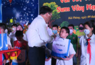 Chương trình “Vui Tết Trung thu-Sum vầy hạnh phúc”: Trao tặng hàng trăm phần quà ý nghĩa tới các cháu thiếu niên nhi đồng có hoàn cảnh khó khăn