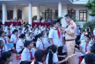 Hơn 700 học sinh và giáo viên Trường THCS Nam Hải được tuyên truyền và hướng dẫn kỹ năng tham gia giao thông