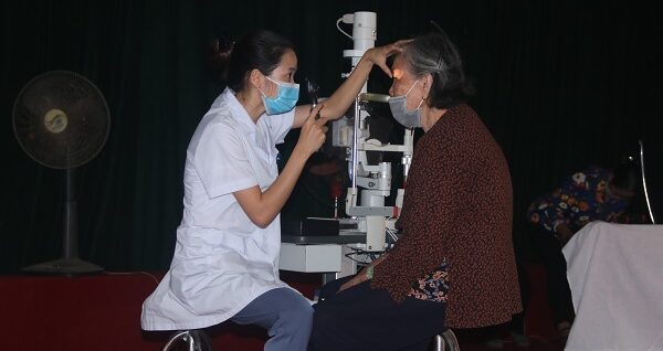 Bệnh viện Mắt Hải Phòng: Tổ chức khám bệnh và cấp thuốc miễn phí cho hơn 200 người cao tuổi trên địa bàn xã Minh Tân (huyện Thủy Nguyên)