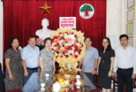 Quận Hồng Bàng: Thăm, tặng quà nguyên lãnh đạo quận, người cao tuổi tiêu biểu trên địa bàn nhân kỷ niệm 32 năm Ngày Quốc tế Người cao tuổi