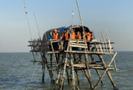 Huyện Kiến Thụy ra quân cưỡng chế các trường hợp nuôi ngao không phép trên biển