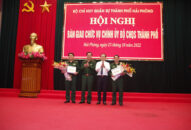 Bàn giao chức vụ Chính ủy Bộ Chỉ huy Quân sự thành phố