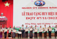 Quận ủy Hồng Bàng: 80 đảng viên được nhận huy hiệu Đảng đợt 7/11/2022