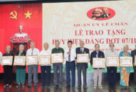 157 đảng viên thuộc Đảng bộ quận Lê Chân được trao tặng Huy hiệu Đảng