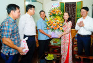 Chủ tịch UBND thành phố Nguyễn Văn Tùng thăm, tặng quà nhà giáo tiêu biểu nhân Kỷ niệm 40 năm Ngày Nhà giáo Việt Nam