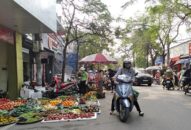 Chuyện thời cuộc: Chấn chỉnh chợ ngoài luồng