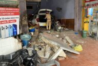 Taxi mất lái, lao thẳng vào nhà dân