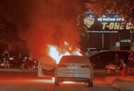 Ô tô bất ngờ bốc cháy, lái xe bung cửa thoát thân