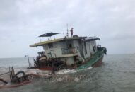 Đồn Biên phòng Cát Bà cứu sống 5 thuyền viên gặp nạn trên biển