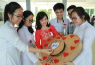 Không phải là phong bì, thầy cô cần sự thấu cảm và đồng hành của phụ huynh