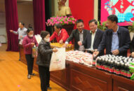 Hội Chữ thập đỏ thành phố trao tặng 465 suất quà cho người dân có hoàn cảnh khó khăn