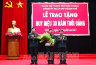 Trao Huy hiệu 30 năm tuổi Đảng đối với đảng viên Đảng bộ Quân sự thành phố