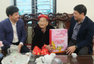 Phó Chủ tịch UBND thành phố Hoàng Minh Cường thăm, chúc Tết gia đình người có công và trao Thiệp mừng thọ của Chủ tịch nước tặng công dân 100 tuổi