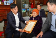 Phó Chủ tịch UBND thành phố Nguyễn Đức Thọ thăm, tặng quà chúc Tết và trao Thiếp mừng thọ của Chủ tịch nước cho các cá nhân tiêu biểu