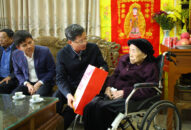 Phó Chủ tịch Thường trực UBND thành phố Lê Anh Quân thăm, chúc tết các gia đình chính sách