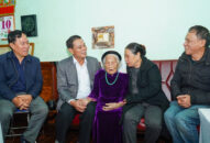 Chủ tịch UBND thành phố thăm, tặng quà các tập thể, cá nhân tiêu biểu và trao Thiếp mừng thọ của Chủ tịch nước cho các công dân 100 tuổi