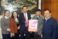 Phó Chủ tịch HĐND thành phố thăm, tặng quà các gia đình chính sách nhân dịp Tết Nguyên đán Quý Mão 2023