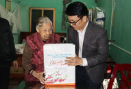 Trưởng Ban Dân vận Thành ủy thăm, tặng quà các cá nhân trên địa bàn quận Đồ Sơn và quận Kiến An nhân dịp Tết Nguyên đán Quý Mão năm 2023